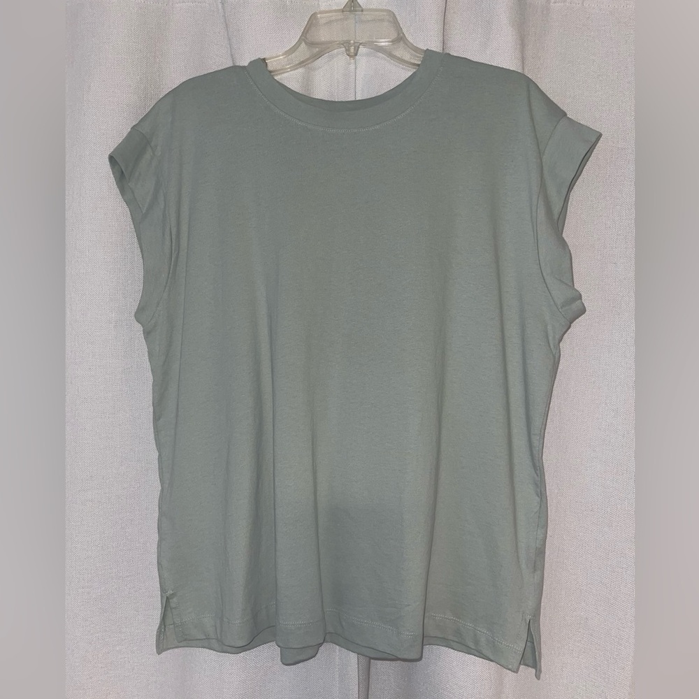 2 Sleeveless business tops